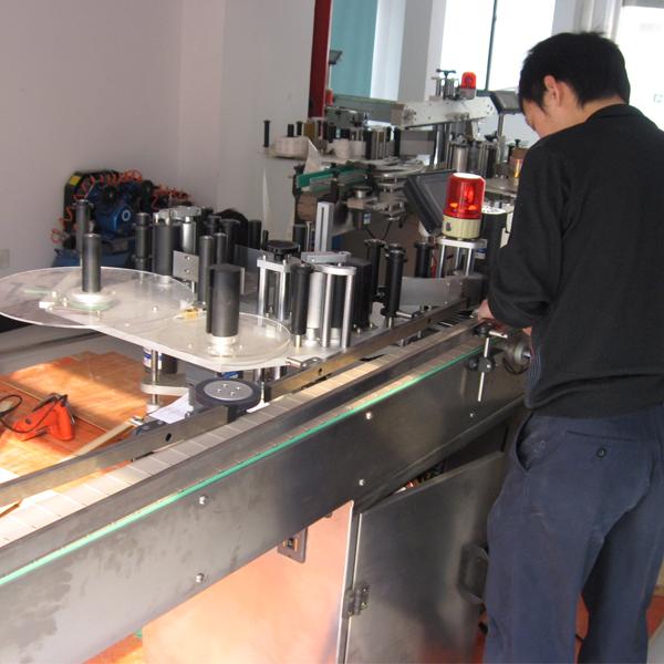 Su şişeleri için şişe ayırıcılı Siemens PLC otomatik etiketleme makinesi