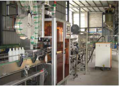 PVC ve PET şişeler için su geçirmez ve paslanmaz shrink sleeve etiketleme makinesi