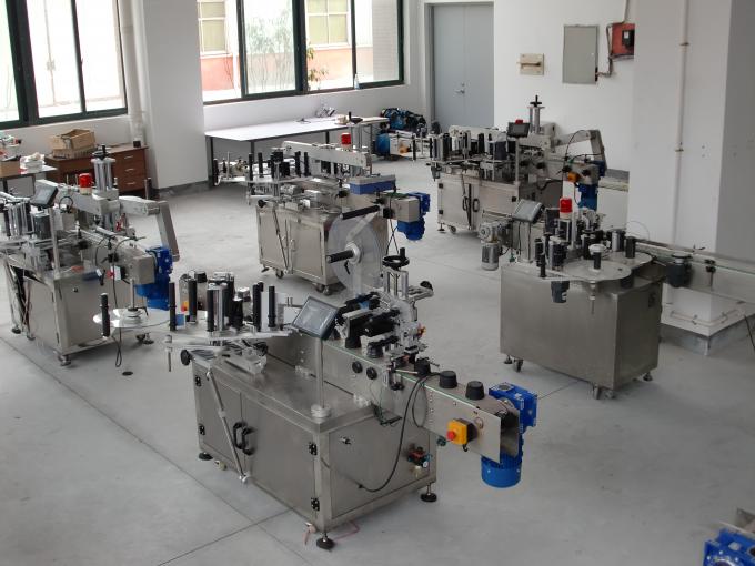 Kare şişe çift taraflı yatay etiketleme makinesi düzenli veya düzensiz kap