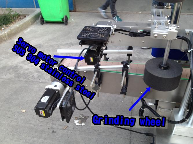 Yatay küçük şişe etiketleme makinesi / otomatik etiket aplikatör makinesi