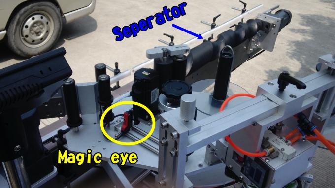 220V 1.5HP 50 / 60HZ yuvarlak şişeler için yapışkan oje Etiket Aplikatör Makinesi