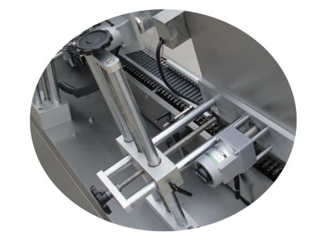 Kağıt tüp etiketleme makinesi 500 rulo kendinden yapışkanlı kumaş etiket etiket yatıyordu