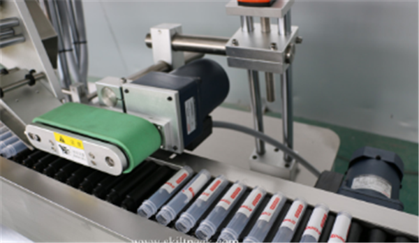 Servo Motor Flakon Etiket Etiketleme Makinesi Otomatik Sitkcer Ampul Tüpü