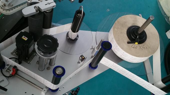 25kg Kavanoz Kare Şişe Etiket Aplikatör Makinesi, Besleme Şişeleri ile Etiketleme Makinesi Kararlı Hız