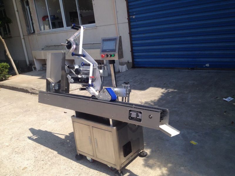 Çin 12-25mm Çap yuvarlak şişe kendinden yapışkanlı etiket dudak sopa kozmetik tedarikçisi için otomatik etiketleme makinesi