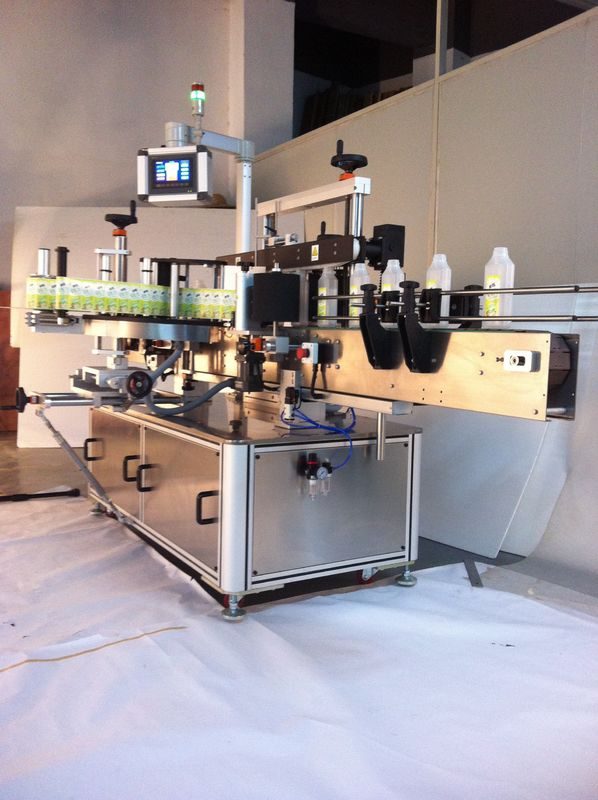 Çin İçecekler Kare Şişe Etiketleme Makinesi Çift Taraflı Etiket Etiketleme tedarikçisi